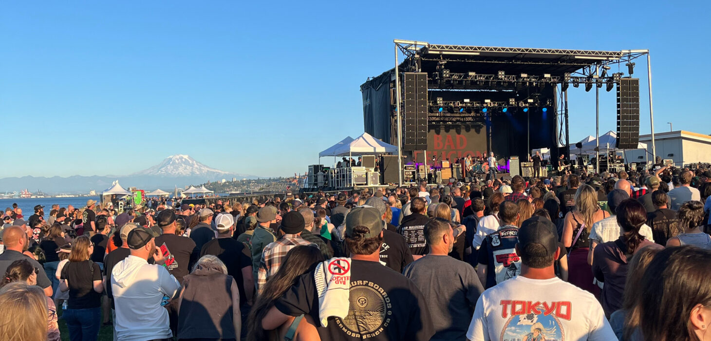 An outdoor concert at Dune Peninsula on a sunny day.